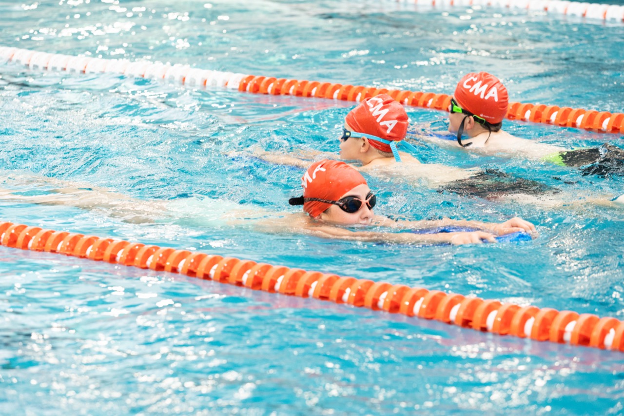Enfants en plein cours de natation au Club Marsouins Ath
